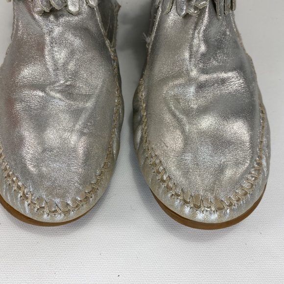 Minnetonka Youth 4 Silver Leather Fringe Zip Moccasins Rubber Sole Outdoor Wear - Picture 4 of 11
